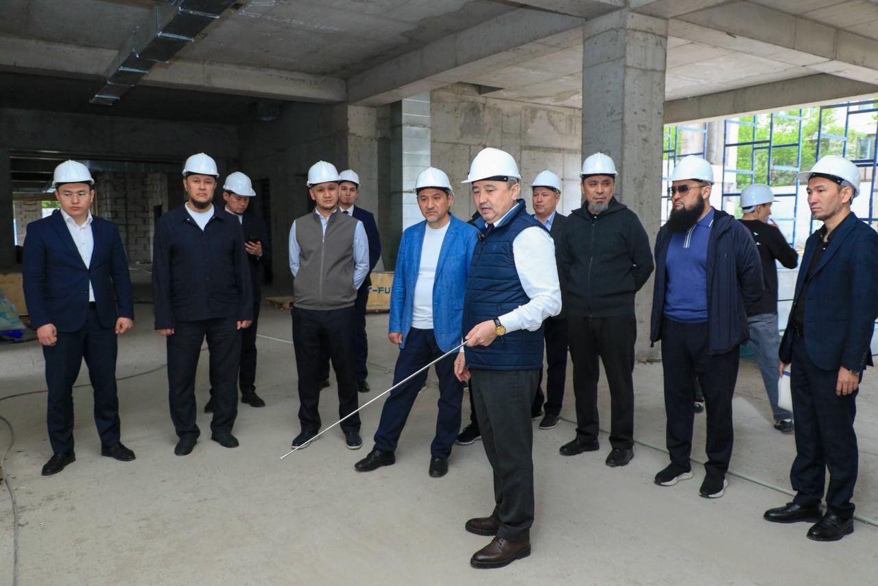 Жаңа оқу ғимаратының салынуына үлес қосқан ұстаздарға құрылыс барысы таныстырылып, алғыс хат табысталды
