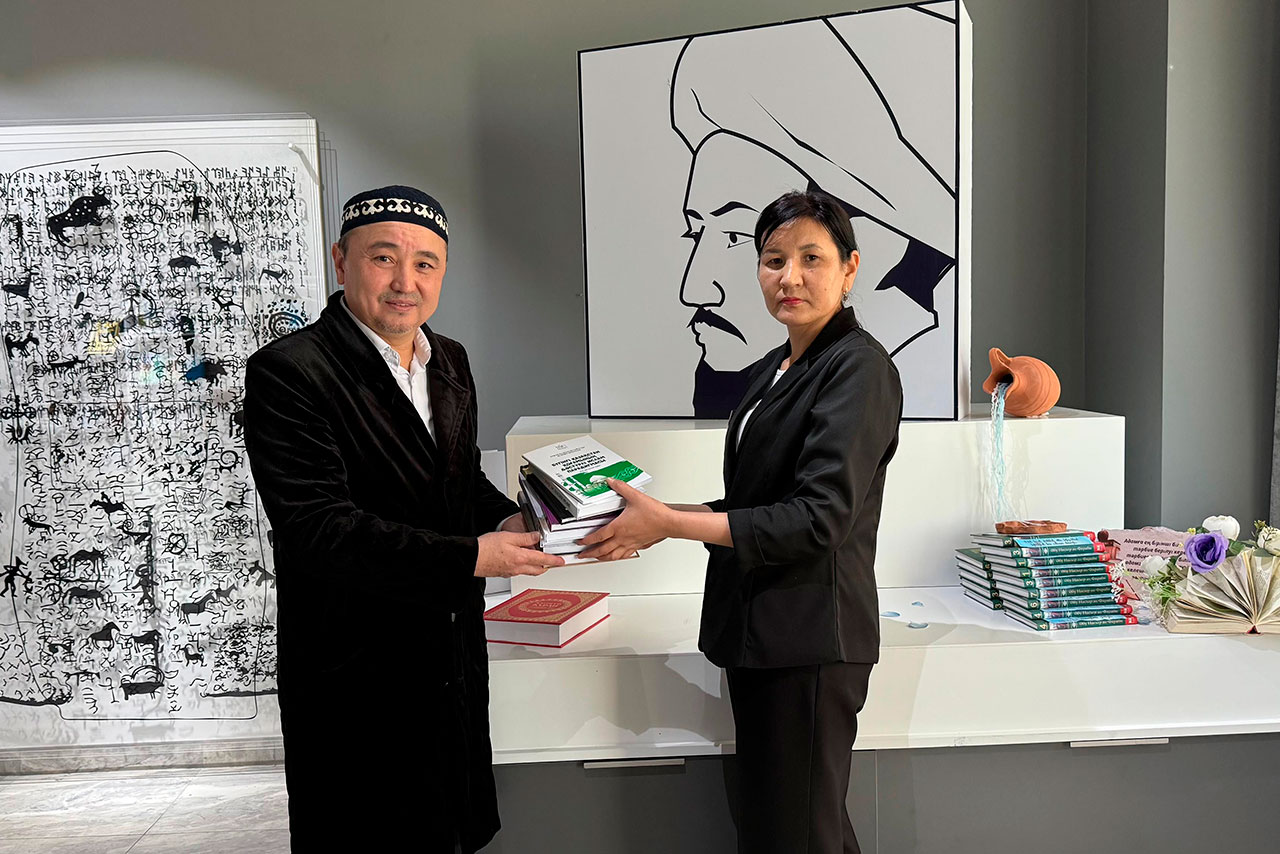 «Нұр-Мүбарак» Египет ислам мәдениеті университеті атынан Фараб кітапханасына ғылыми еңбектер табысталды